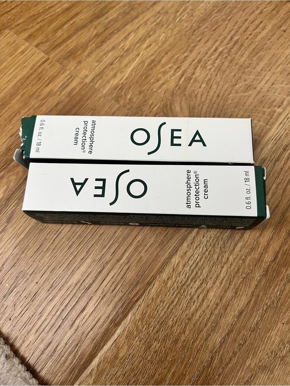Sea Atmosphere Protection Cream — White and Dark Green